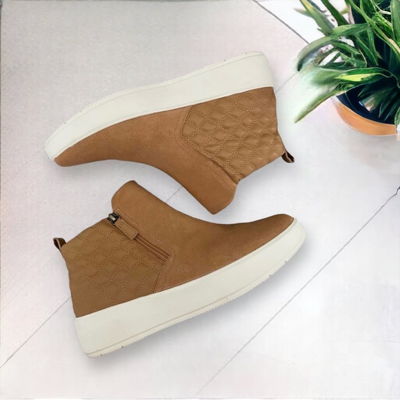 Clarks Shoes - Clarks Quilted Leather Sneakers Size 10 Tan Suede Platform High Tops